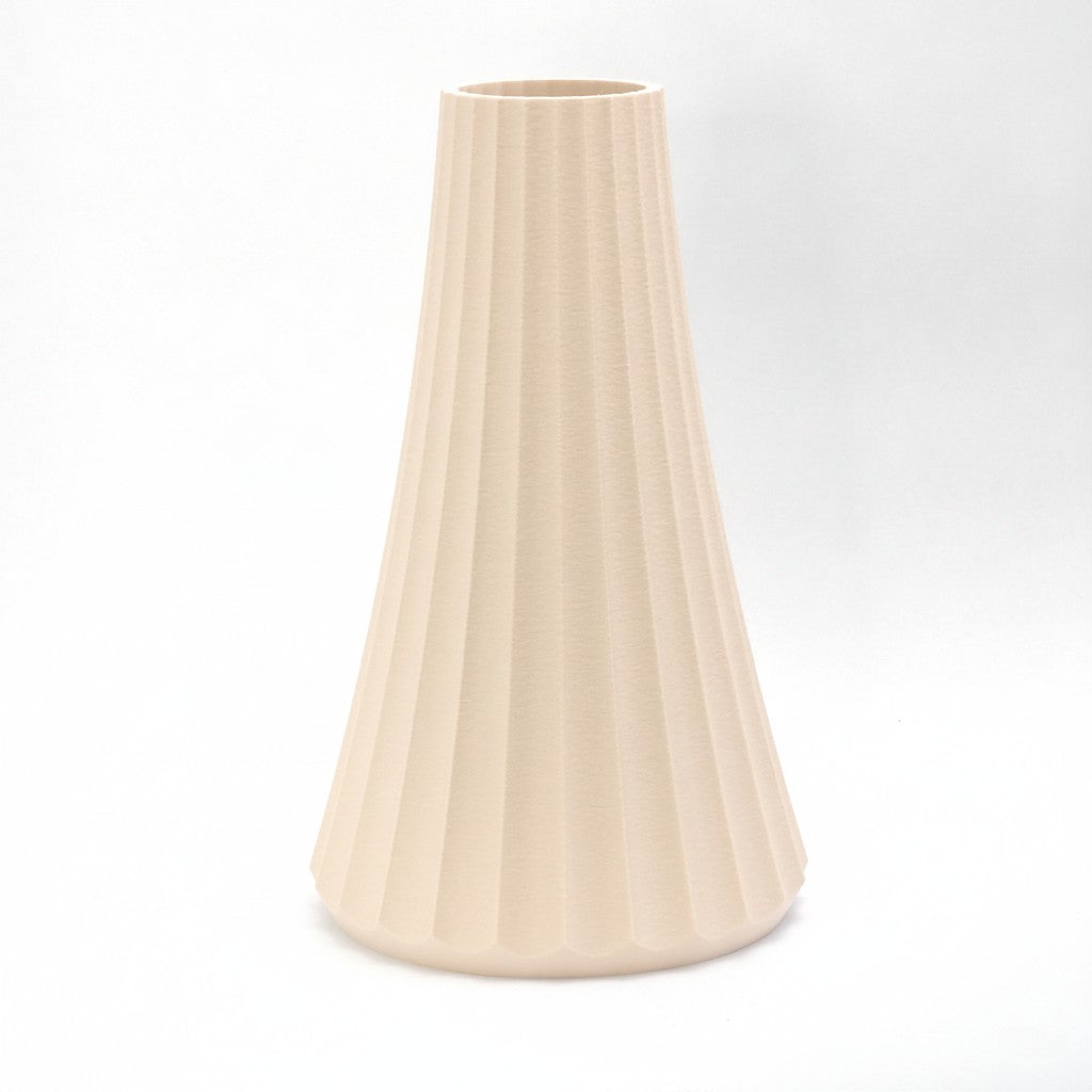 Minimalistisk ARC vase i beige med riflet overflade – bæredygtig dansk design