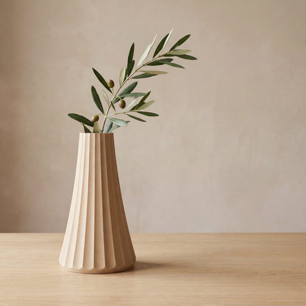ARC vase i birk – skulpturel dansk designvase med bløde buer og rillet struktur