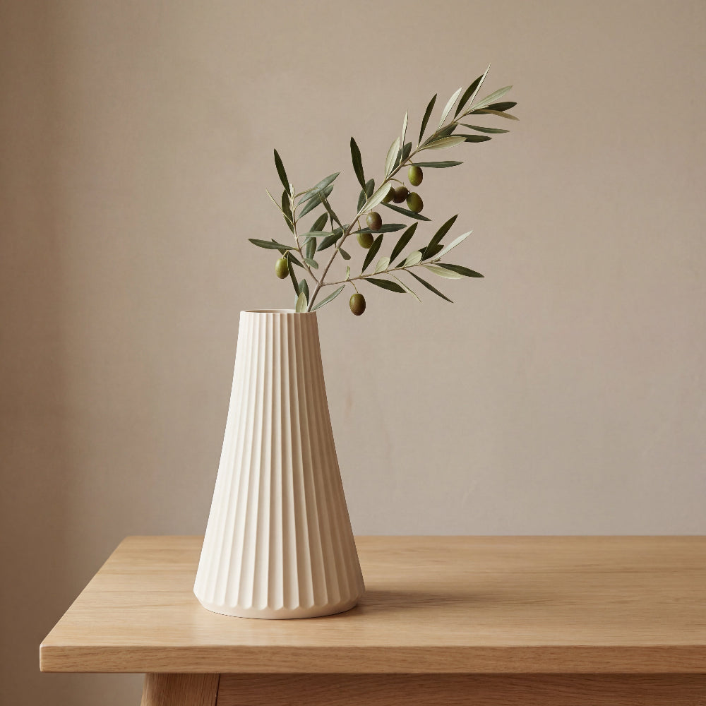 ARC vase i cream – skulpturel dansk designvase med bløde buer og rillet struktur