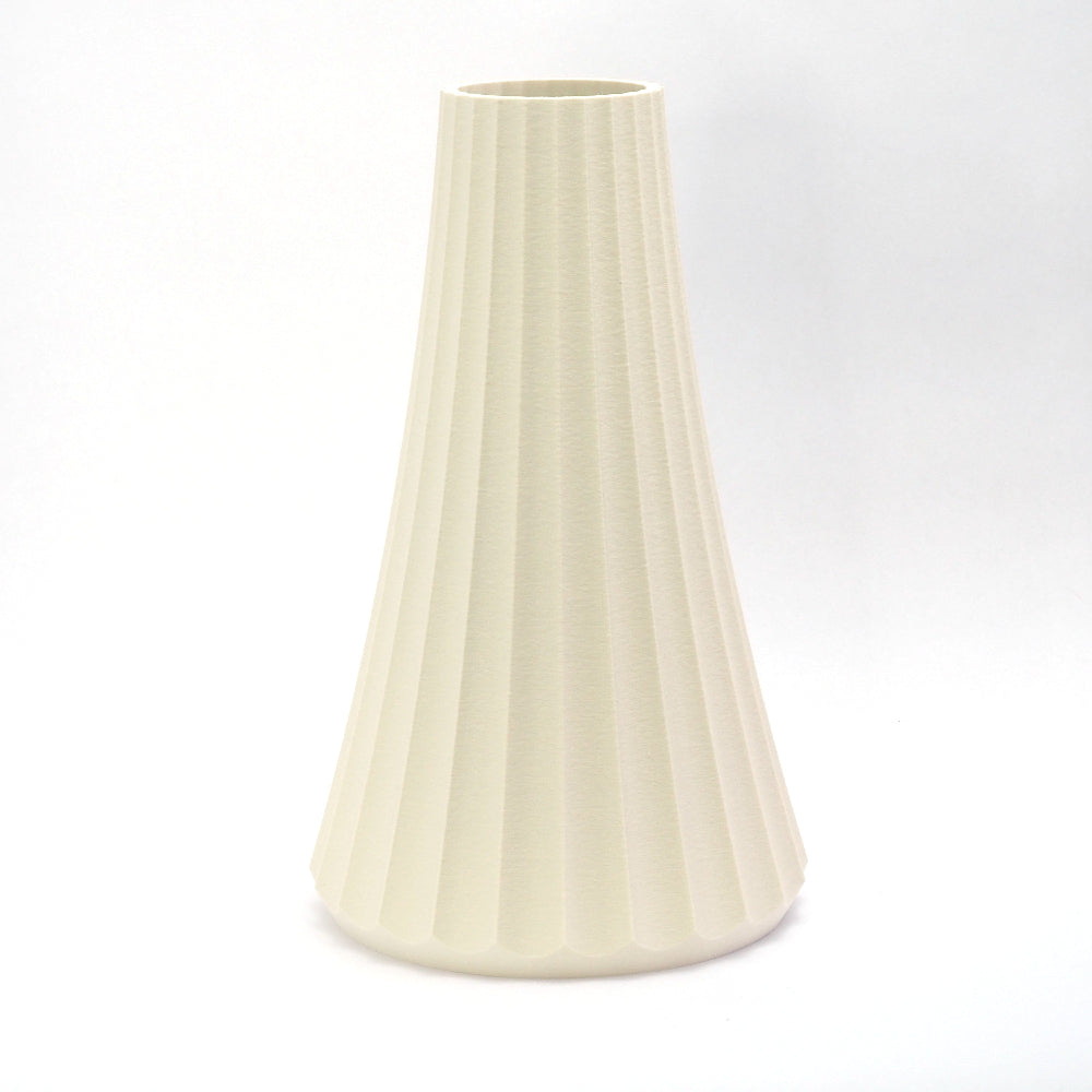 Konisk ARC vase i cream med riflet overflade – bæredygtigt dansk design i neutral tone