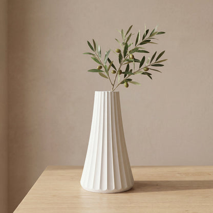 ARC vase i hvid – skulpturel dansk designvase med bløde buer og rillet struktur
