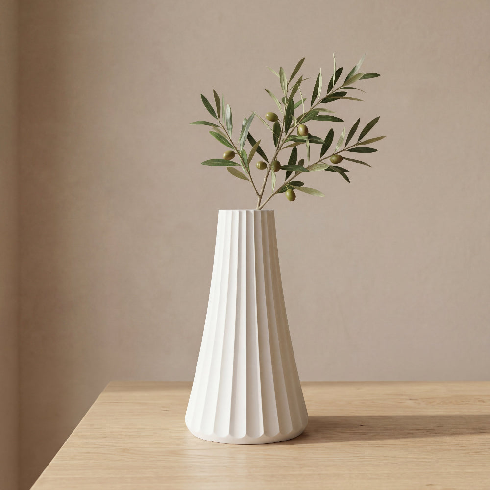 ARC vase i hvid – skulpturel dansk designvase med bløde buer og rillet struktur