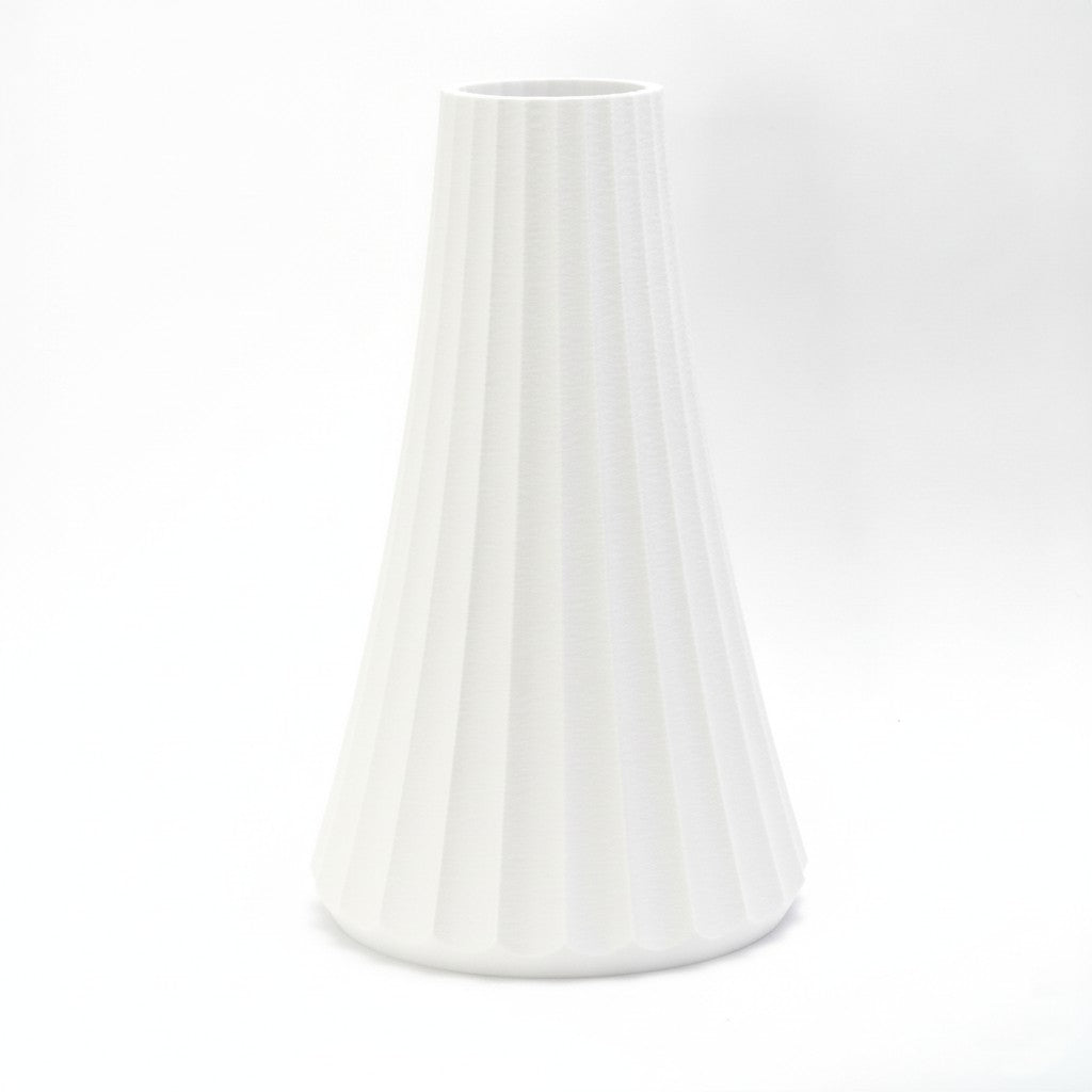 Matte hvid ARC vase med konisk form og lodrette riller – minimalistisk dansk design skabt med omtanke