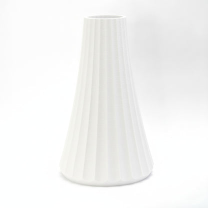 Matte hvid ARC vase med konisk form og lodrette riller – minimalistisk dansk design skabt med omtanke