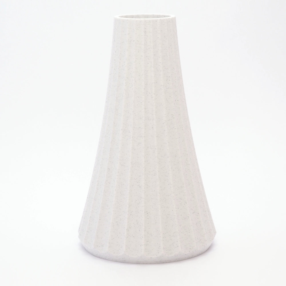 ARC vase i marmor-look med konisk form - let og elegant udtryk, dansk design skabt med omtanke