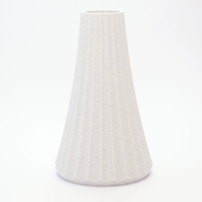 ARC vase i marmor-look med konisk form - let og elegant udtryk, dansk design skabt med omtanke