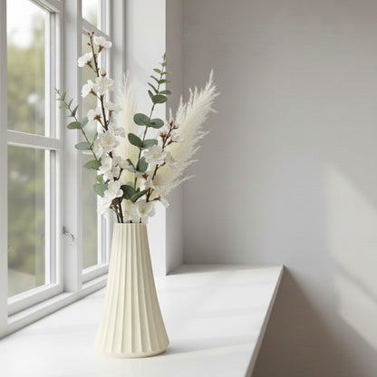 ARC vase i cream med blomster, placeret på vindueskarmen - elegant dansk design