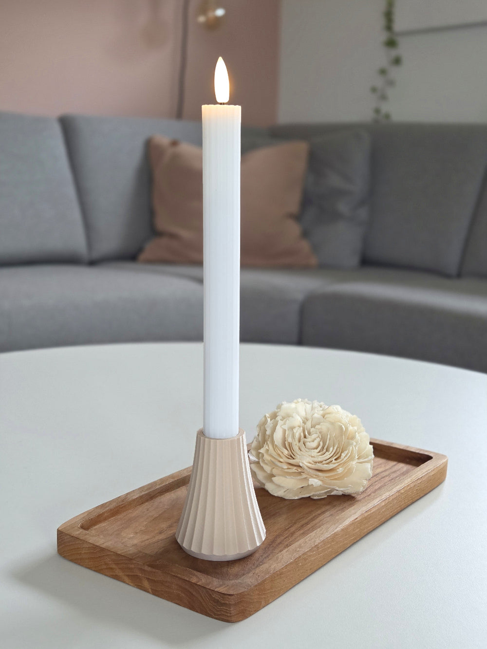 Beige ARC lysestage med LED kronelys på træbakke i skandinavisk stue – bæredygtigt dansk design