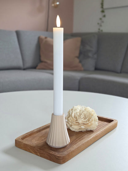 Beige ARC lysestage med LED kronelys på træbakke i skandinavisk stue – bæredygtigt dansk design