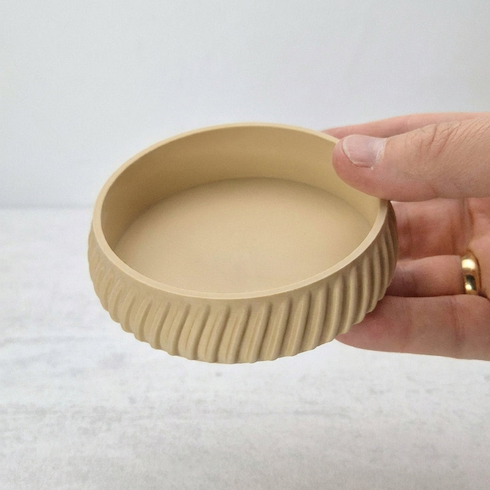 FLUTE smykkeskål i hånden i beige - bærdygtig dansk design