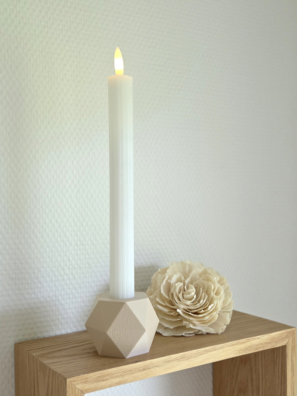Beige GEOMETRIC vendbar lysestage med LED kronelys – skaber rolig stemning i dansk design
