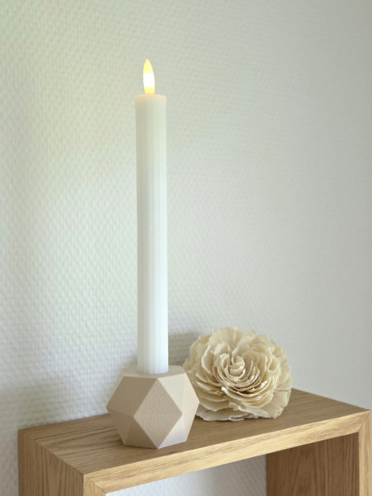Beige GEOMETRIC vendbar lysestage med LED kronelys – skaber rolig stemning i dansk design