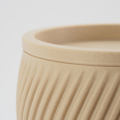 FLUTE opbevaringsboks vist i beige - tæt detailje af riflede form