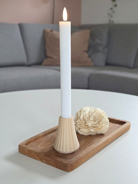 Birk ARC lysestage med LED kronelys på træbakke i skandinavisk stue – bæredygtigt dansk design