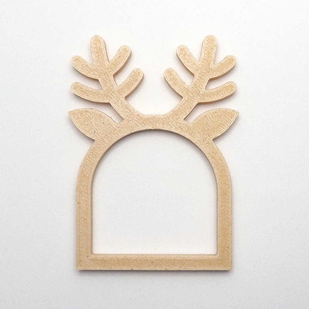 Birk farve rensdyr servietring med gevirdetaljer, perfekt som juleservietring til borddækning. Viser bagsiden