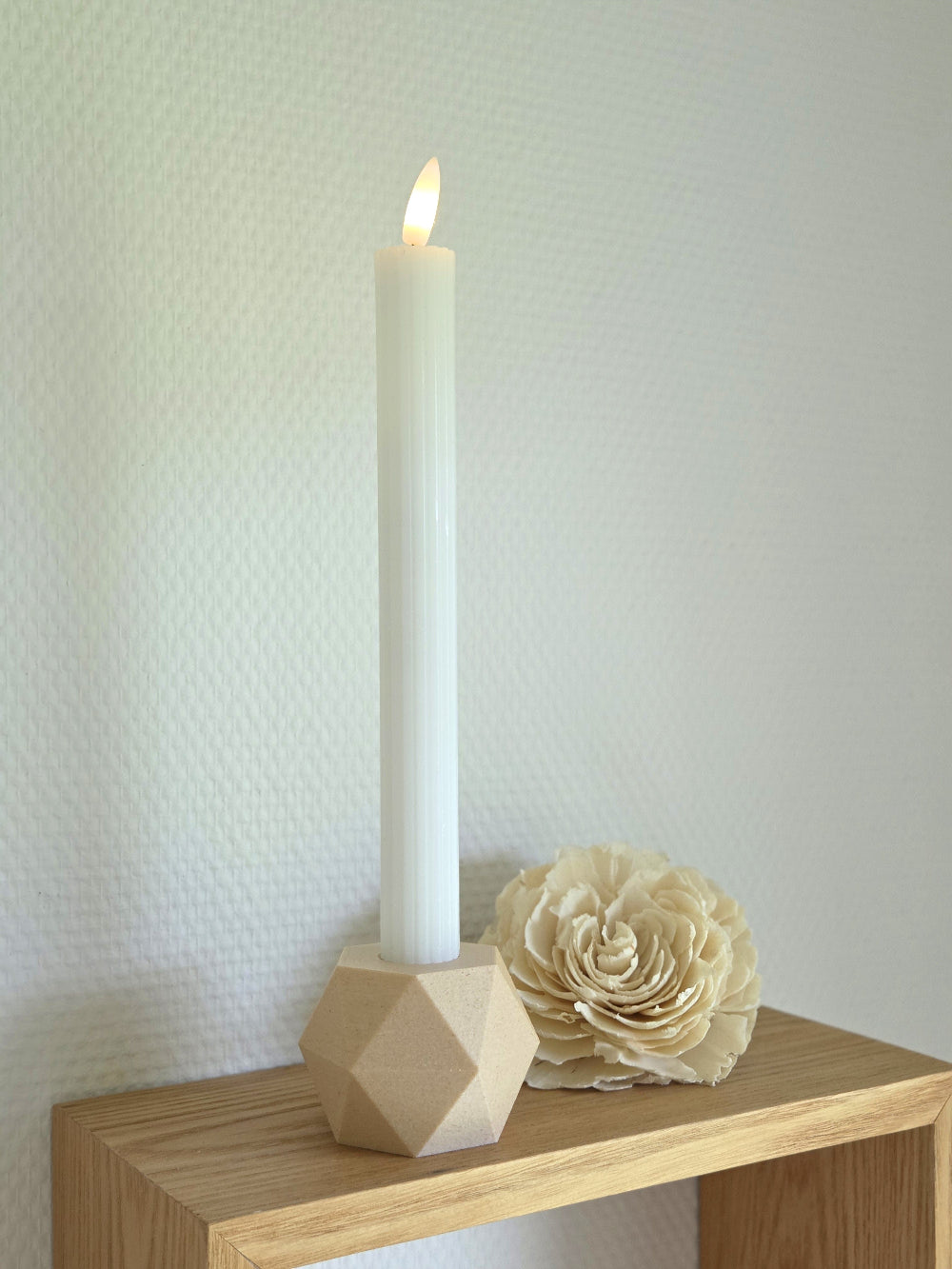 Birk GEOMETRIC vendbar lysestage med LED kronelys – skaber rolig stemning i dansk design