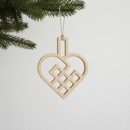 Julehjerte i birk farve hængende på juletræ - let dansk design julepynt til grene og jul.