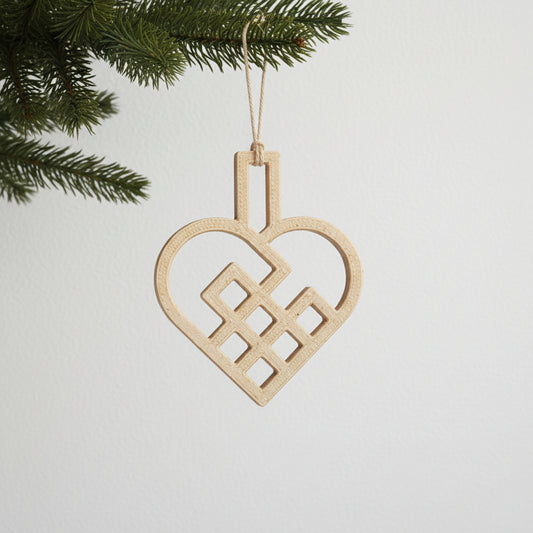 Julehjerte i birk farve hængende på juletræ - let dansk design julepynt til grene og jul.