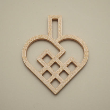 Julehjerte i birkfarvet trælook på neutral baggrund – enkel julepynt til træ eller adventsgaver.