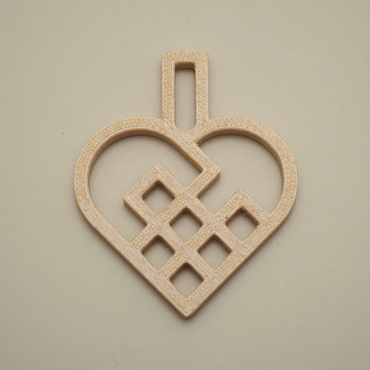 Julehjerte i birkfarvet trælook på neutral baggrund – enkel julepynt til træ eller adventsgaver.