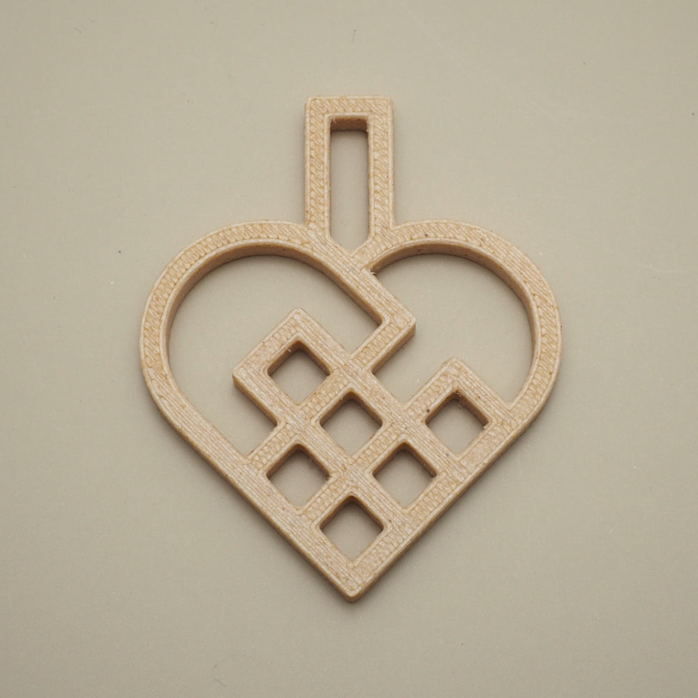 Julehjerte i birkfarvet trælook på neutral baggrund – enkel julepynt til træ eller adventsgaver.