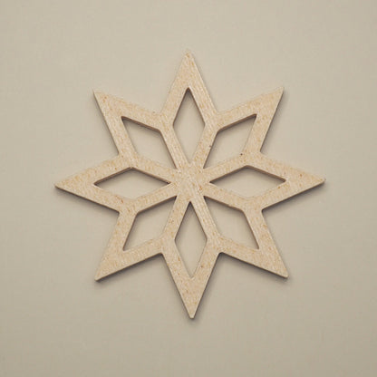 Birk farvet stjerneformet julepynt på lys baggrund – minimalistisk dekoration til juletræ, adventsgaver eller vinduer.