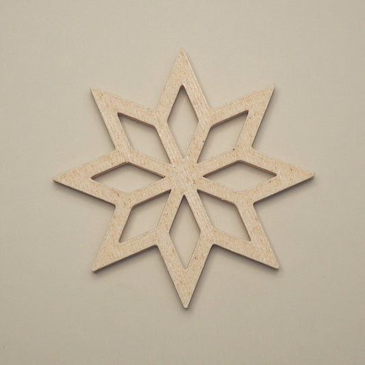 Birk farvet stjerneformet julepynt på lys baggrund – minimalistisk dekoration til juletræ, adventsgaver eller vinduer.