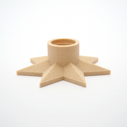 Stjerneformet lysestage i birkfarve – 3D print med varme toner og minimalistisk dansk juleæstetik