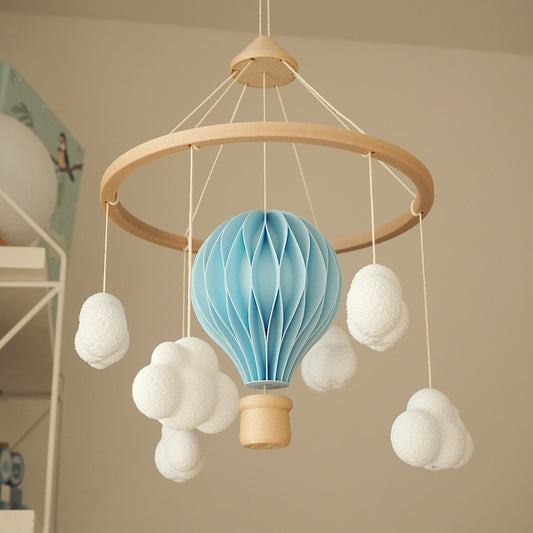 Detalje af luftballon uro til baby i minimalistisk design