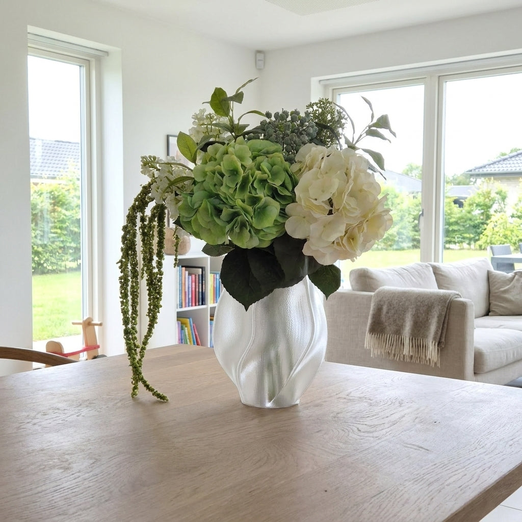 Bølge - 3D printet transparent vase på spisebordet designet og produceret i Danmark af Hartli