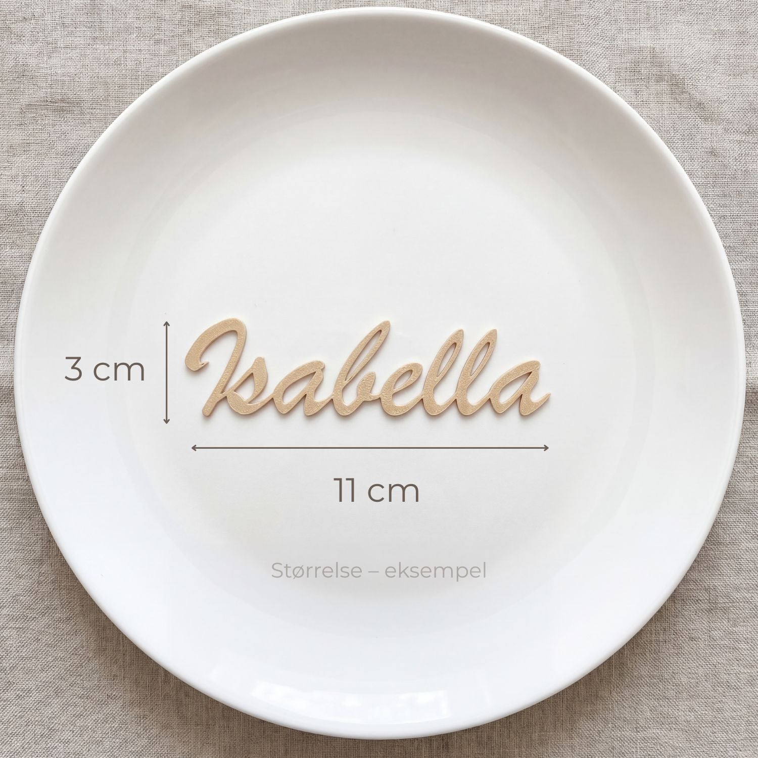 Bordkort med navn Isabella i beige, liggende på tallerken