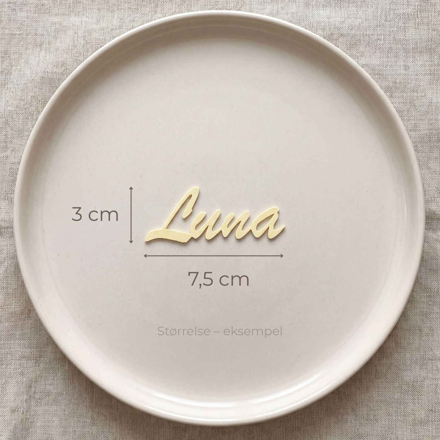 Bordkort med navn Luna i lys gul, liggende på tallerken