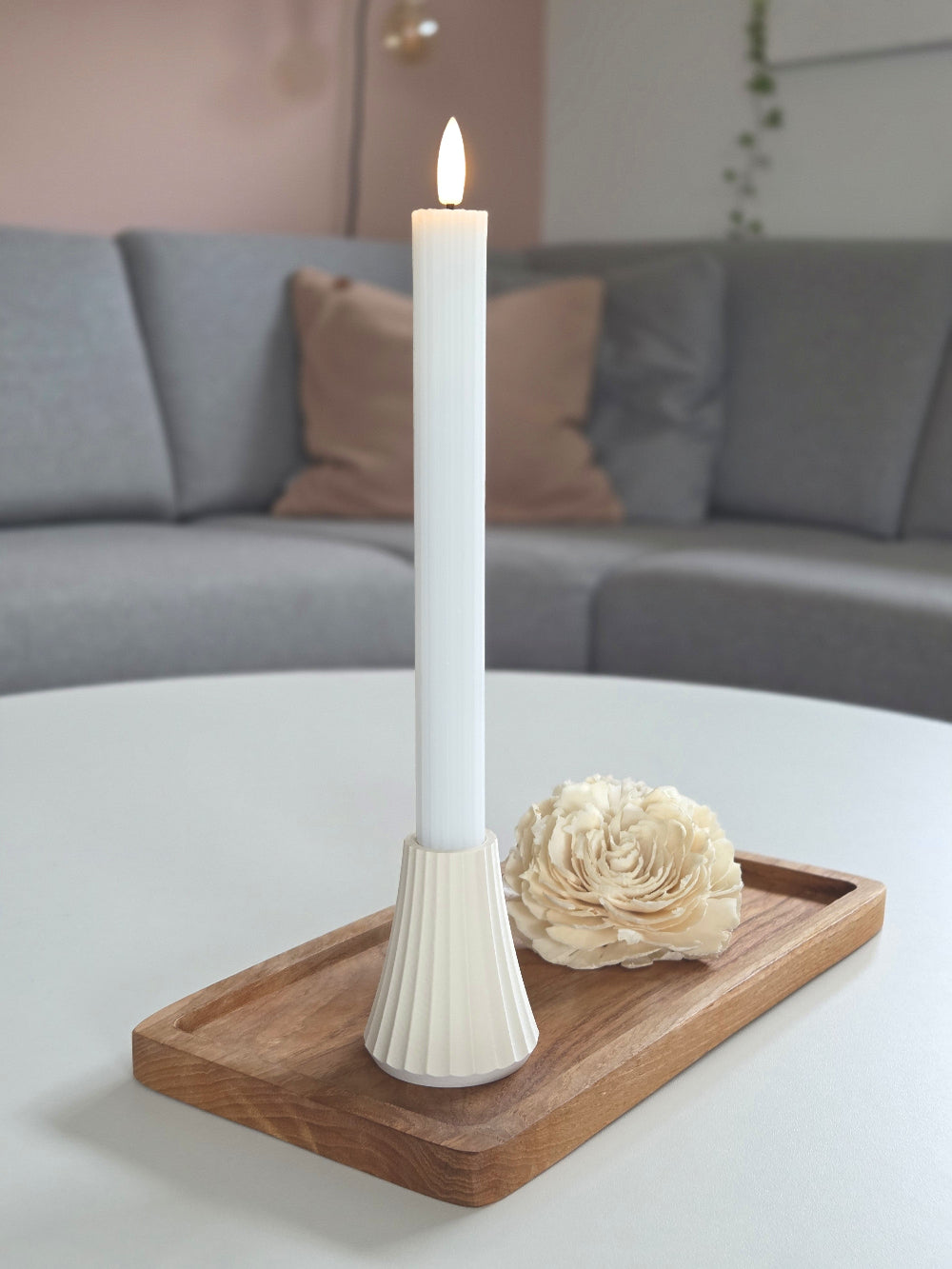 Cream ARC lysestage med kronelys på træbakke i skandinavisk stue – bæredygtigt dansk design