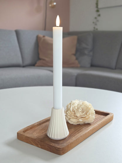 Cream ARC lysestage med kronelys på træbakke i skandinavisk stue – bæredygtigt dansk design