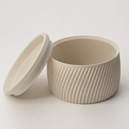 FLUTE opbevaringsboks med låg åbent, boks med design og riflede sider – egnet til små opbevaringsgenstande i hjemmet.