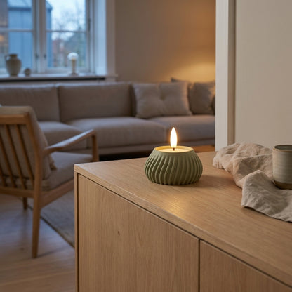 FLUTE fyrfadsstage til LED fyrfadslys - moderne dansk design med matte overflade i oliven