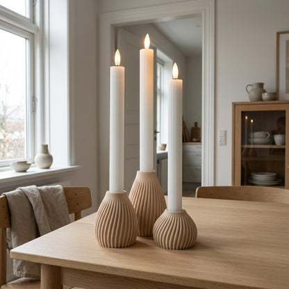 Flute LED lysestage sæt i beige til kronelys placeret på bord i rolig og moderne boligindretning