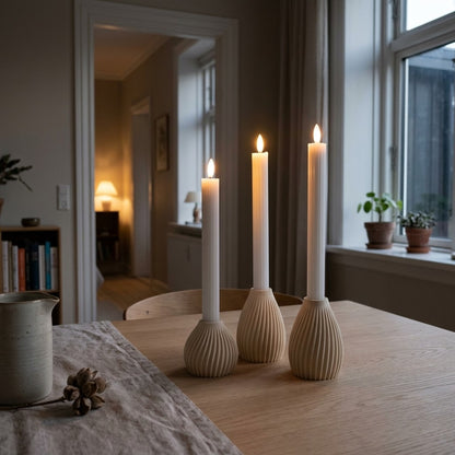 Flute LED lysestage sæt i cream til kronelys placeret på bord i varm og indbydende indretning