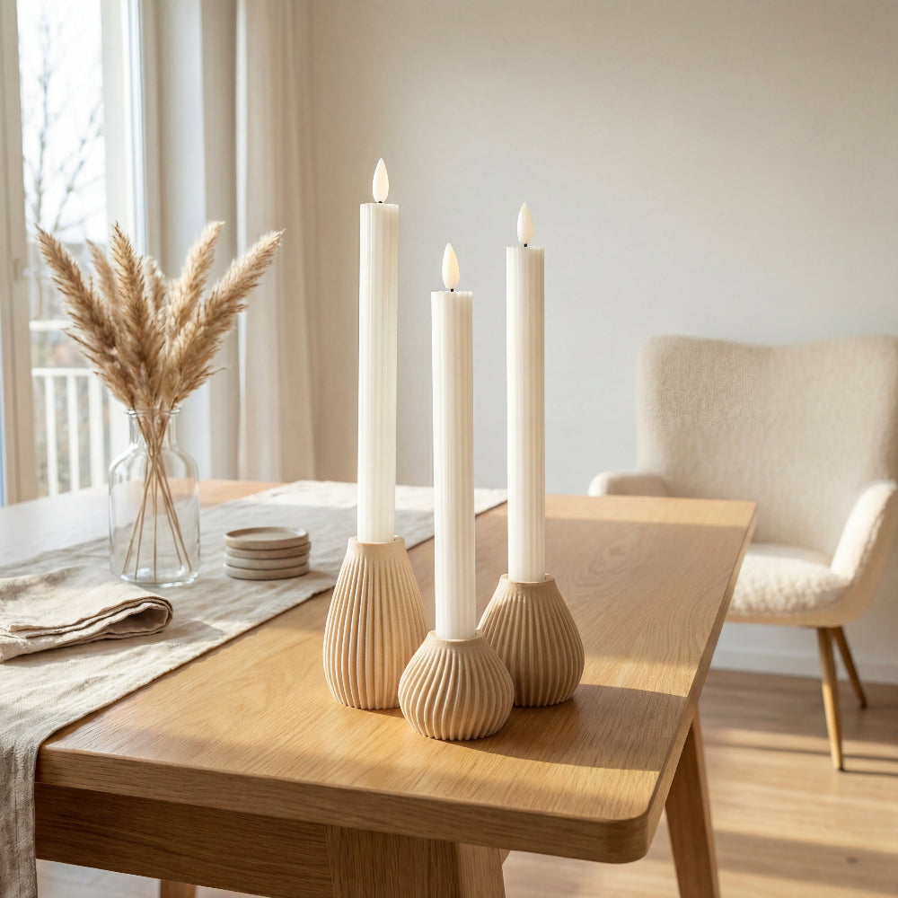 FLUTE lysestagesæt i birk med tre tændte LED kronelys på træbord