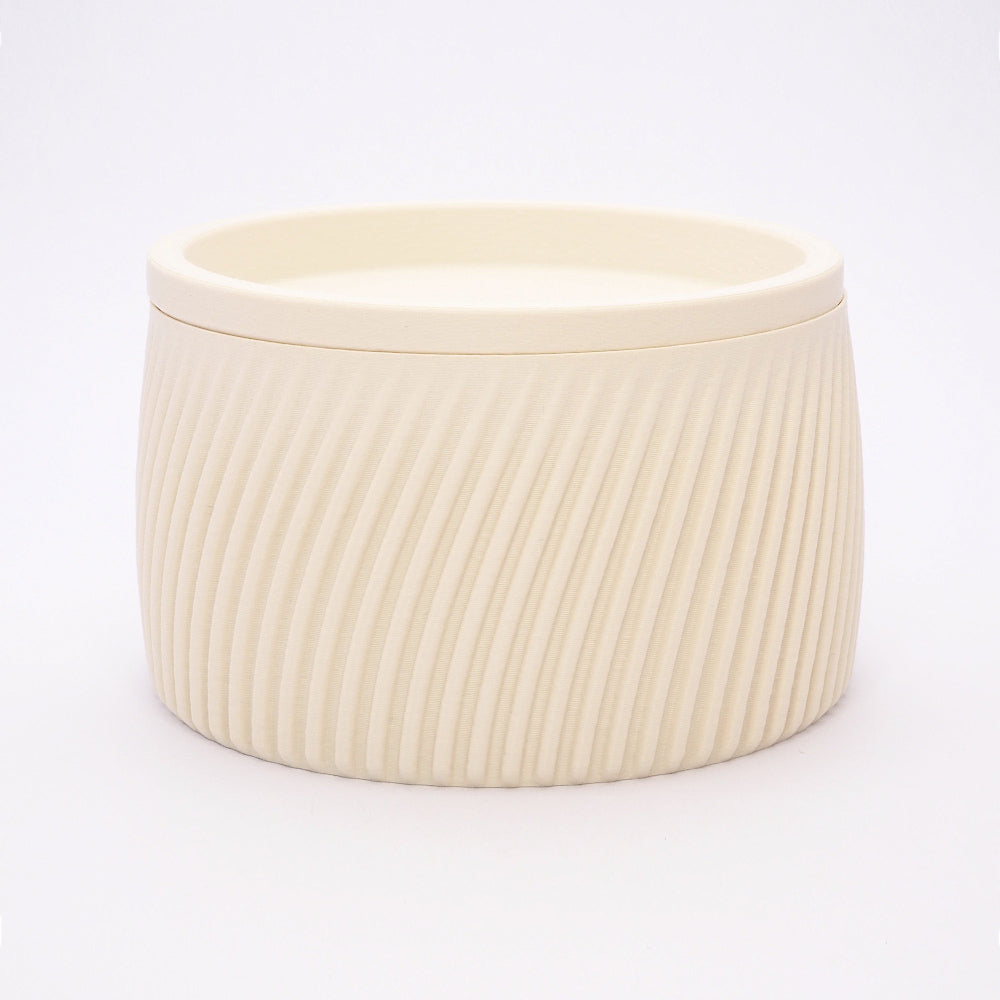 Flute opbevaringsboks i cream – låg, ribbet overflade og nordisk design