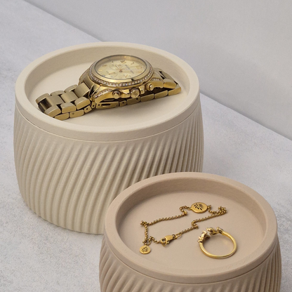 To FLUTE opbevaringsbokse med låg, brugt som smykkebakke – den ene med et ur, den anden med halskæde og ring.