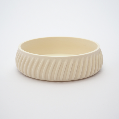 Flute smykkeskål i cream 2,6 cm – riflet overflade og mat finish i dansk design