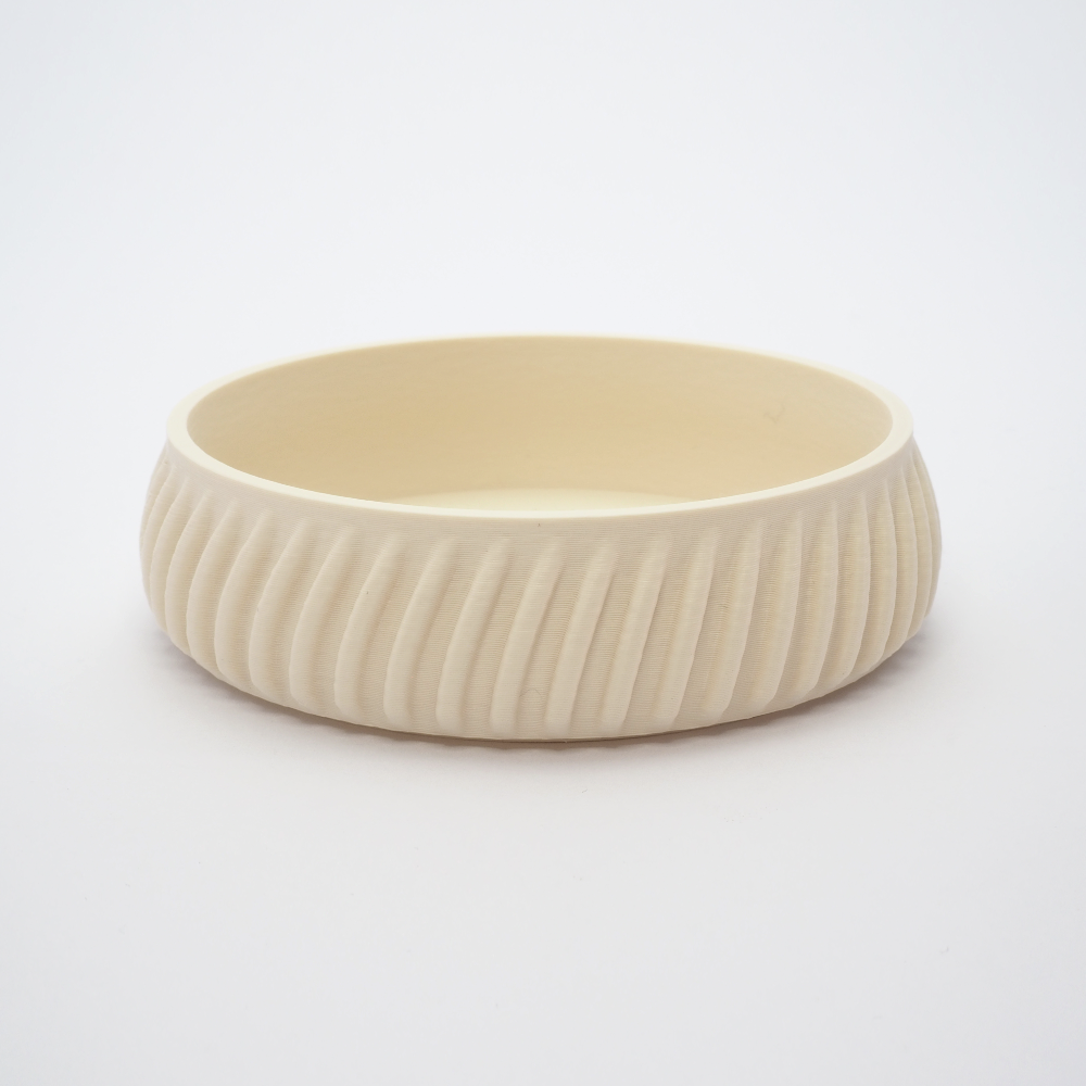 Flute smykkeskål i cream 2,6 cm – riflet overflade og mat finish i dansk design