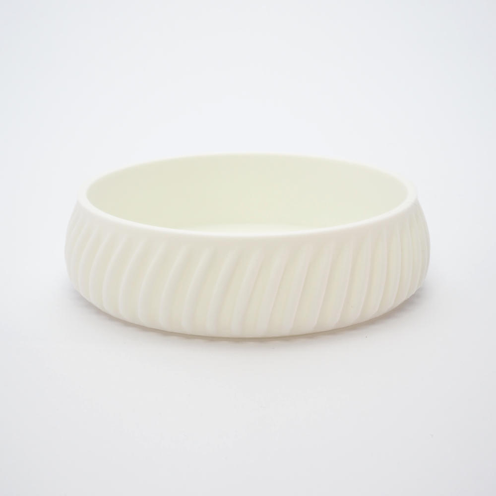Flute smykkeskål i hvid 2,6 cm – mat overflade og enkel form