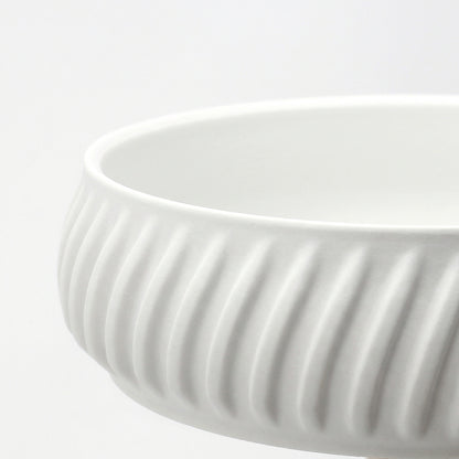 Detaljebillede af FLUTE smykkeskål i hvid med rillet overflade