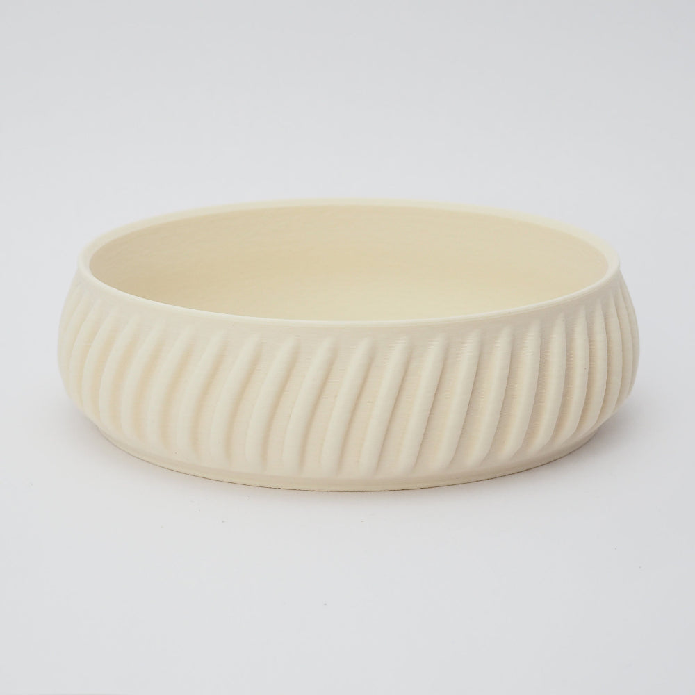 Flute smykkeskål i cream 2,6 cm – Blød silhuet med tydelig rytme