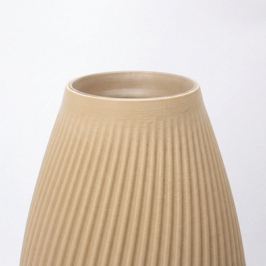Nærbillede af struktur på beige FLUTE vase