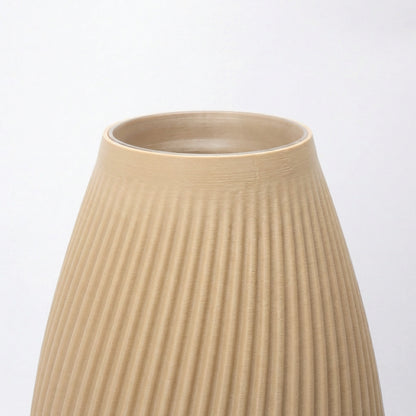 Nærbillede af struktur på beige FLUTE vase