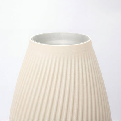 Nærbillede af struktur på cream FLUTE vase