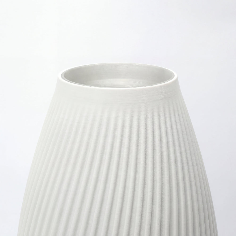 Nærbillede af struktur på hvid FLUTE vase